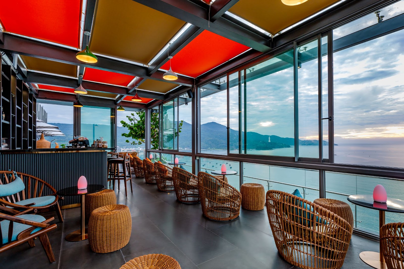 Khách sạn 4 sao đà nẵng dành cho cặp đôi 6 - Không gian Sky Bar tại Le Sands Oceanfront Hotel