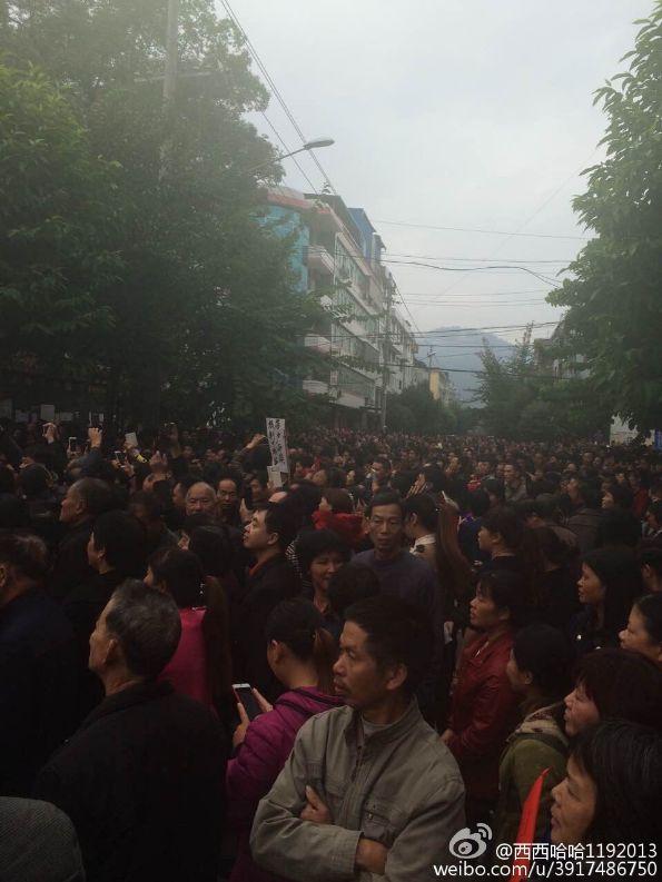 福建尤溪万人游行示威围堵政府迫使当局放弃污染项目