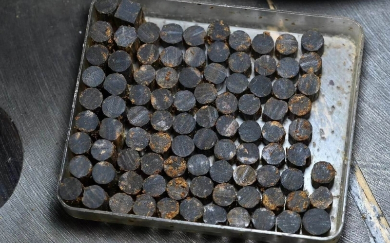 Vòng trầm hương 108 hạt được làm nên bởi gỗ trầm hương quý hiếm