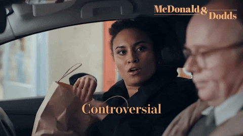 Mulher americana falando "Controverso" em inglês dentro de um carro