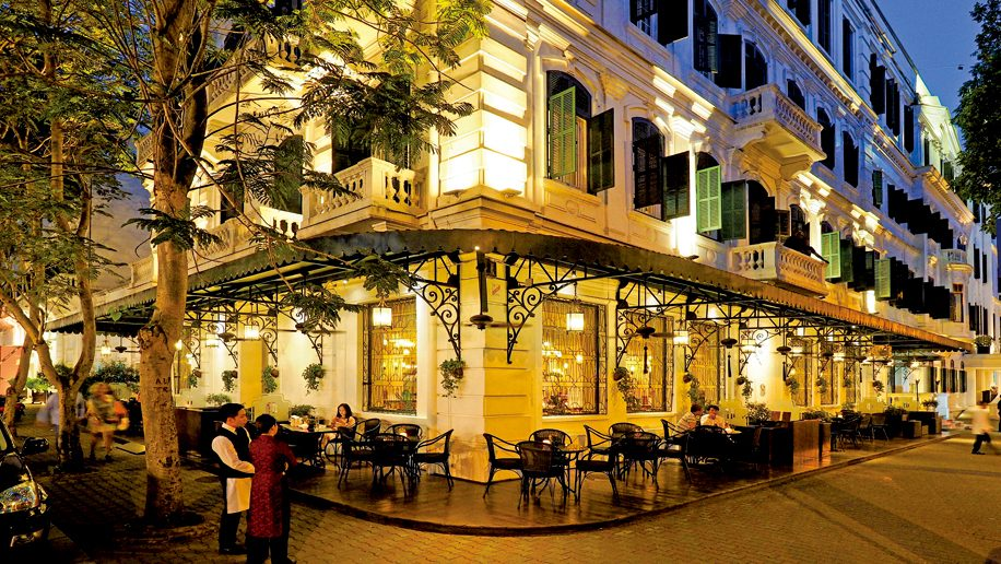 Không gian nhà hàng trong khách sạn vẫn giữ nguyên lối thiết kế cổ điển Pháp: nhiều cửa sổ, sơn màu trắng toát.