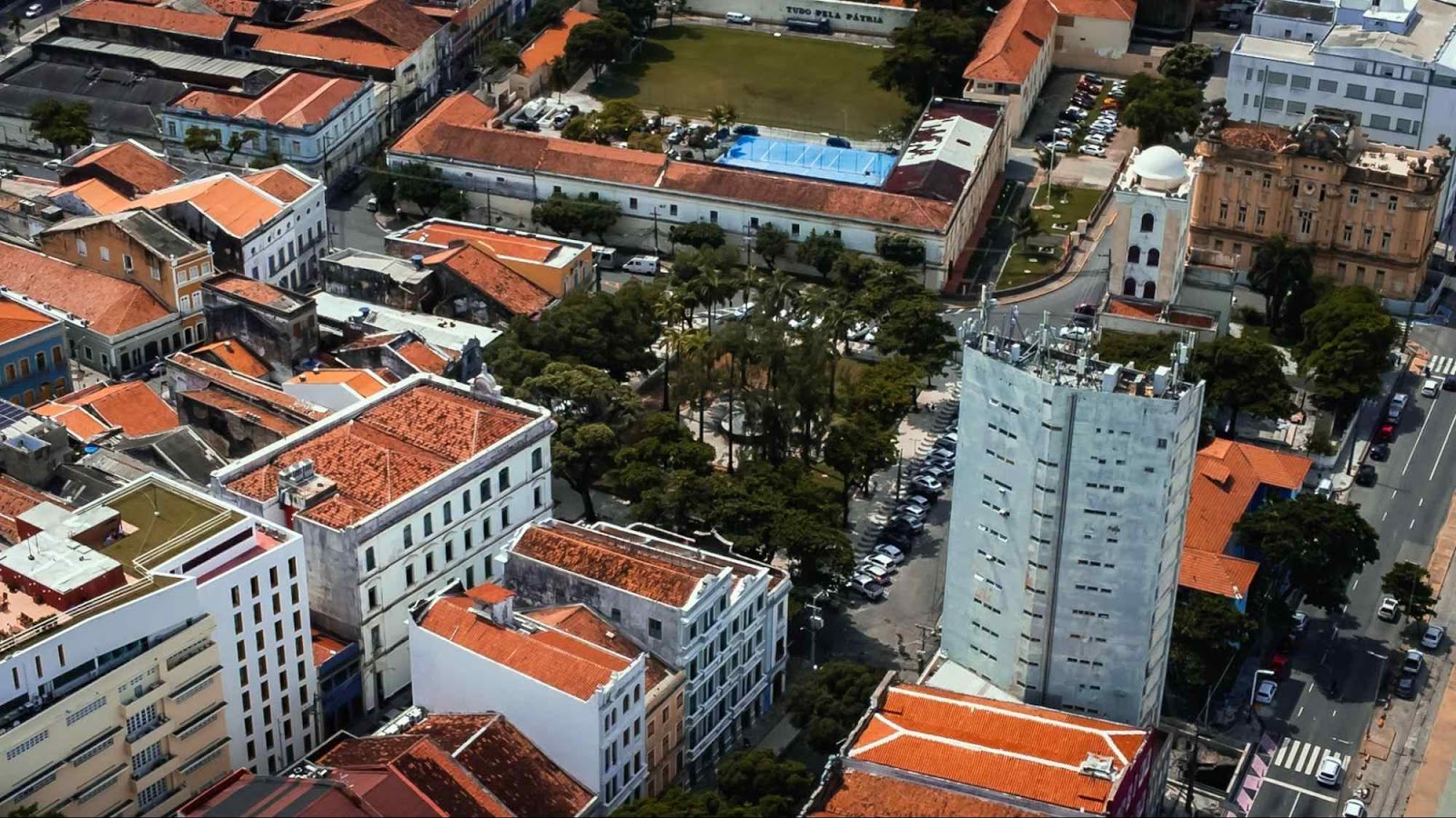 Vista aérea de uma parte do Recife Antigo. A paisagem é formada majoritariamente por antigos prédios de fachada estreita, no estilo arquitetônico holandês, mas também há construções mais modernas