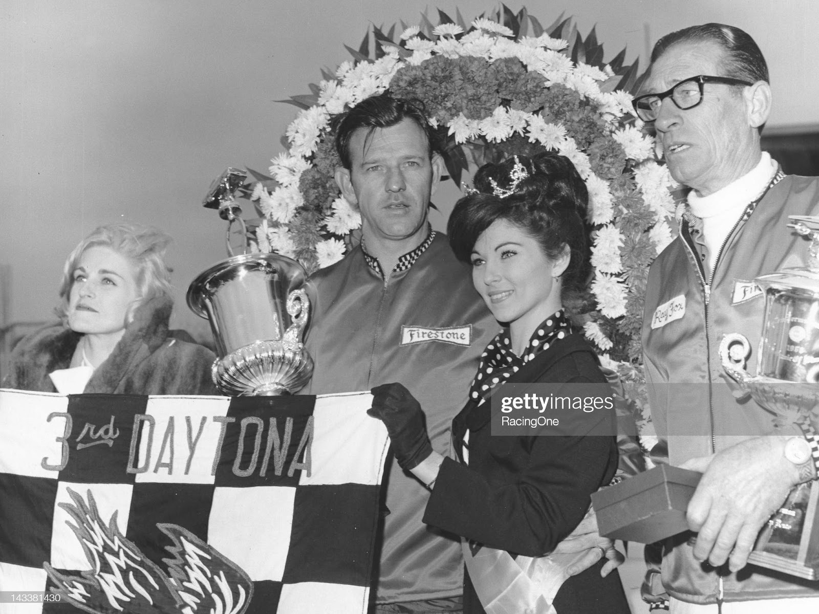 D:\Documenti\posts\posts\Women and motorsport\foto\Getty e altre\february-24-1968-bunkie-blackburn-is-surrounded-by-race-queens-in-picture-id143381430.jpg