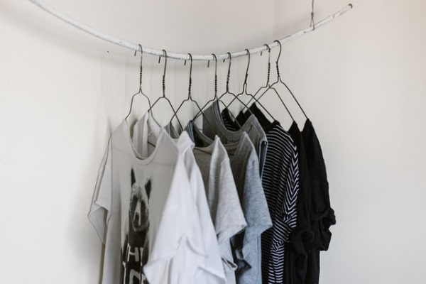 ネイビーTシャツコーデ｜サムネイル