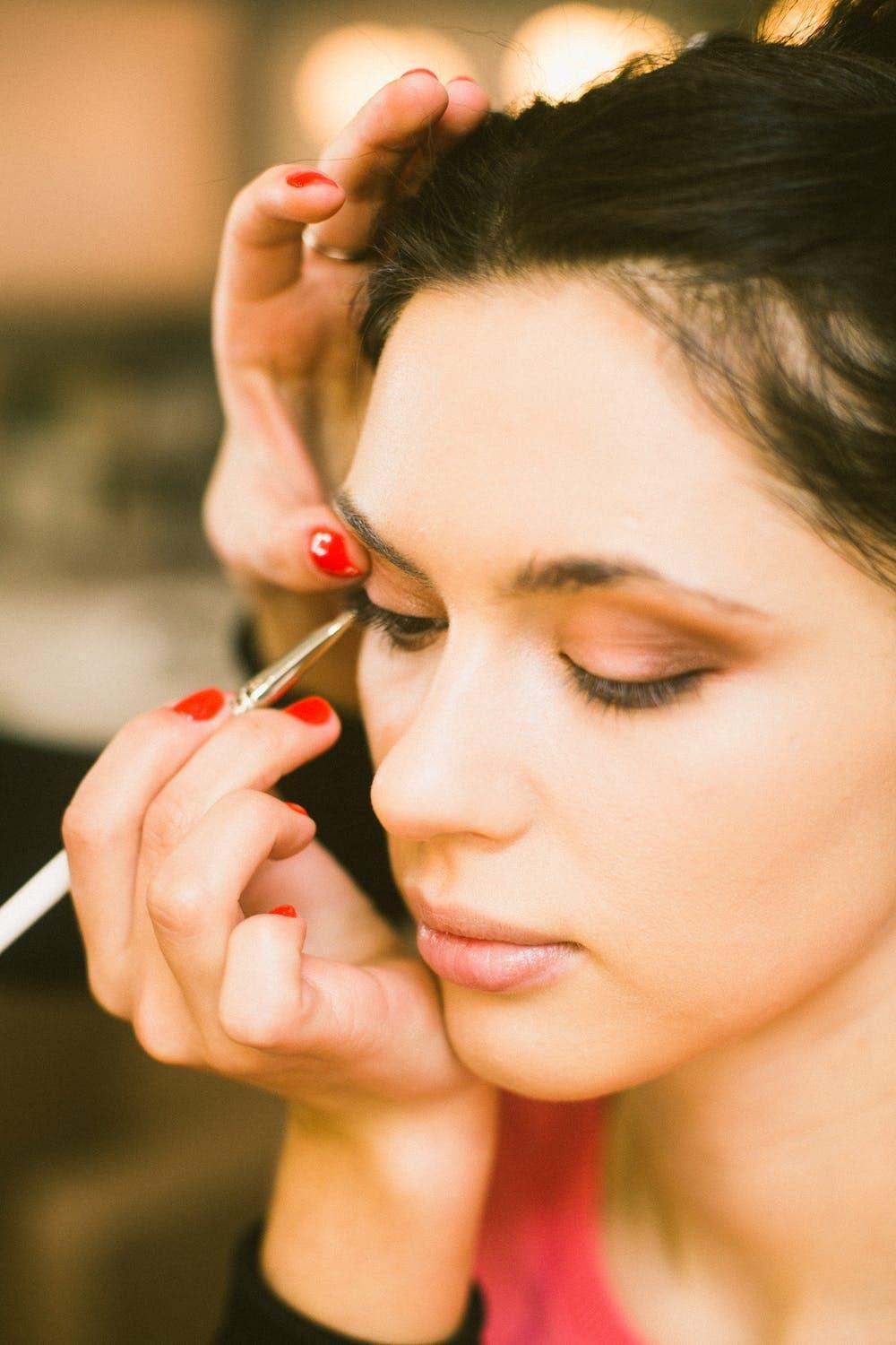 A Bobby Pin Is An Amazing Eyeliner Hack