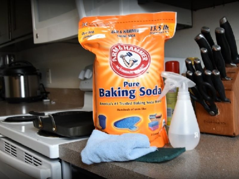 Mẹo xử lý vết bẩn cứng đầu trong khu bếp bằng baking soda