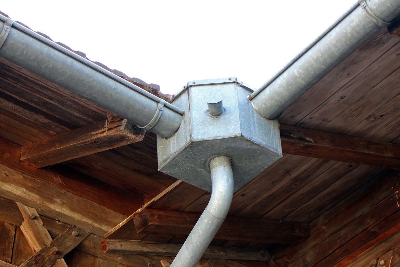 sistem pločevinastih odtočnih cevi na strehi