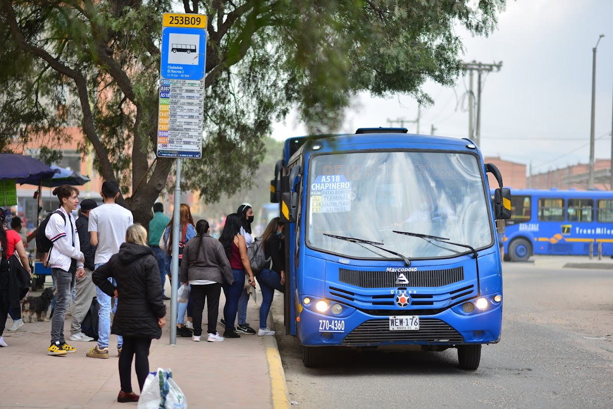 Foto de parada de bus zonal en el momento de abordaje