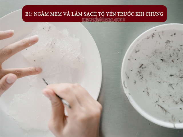Làm sạch tổ yến thô trước khi chưng với saffron
