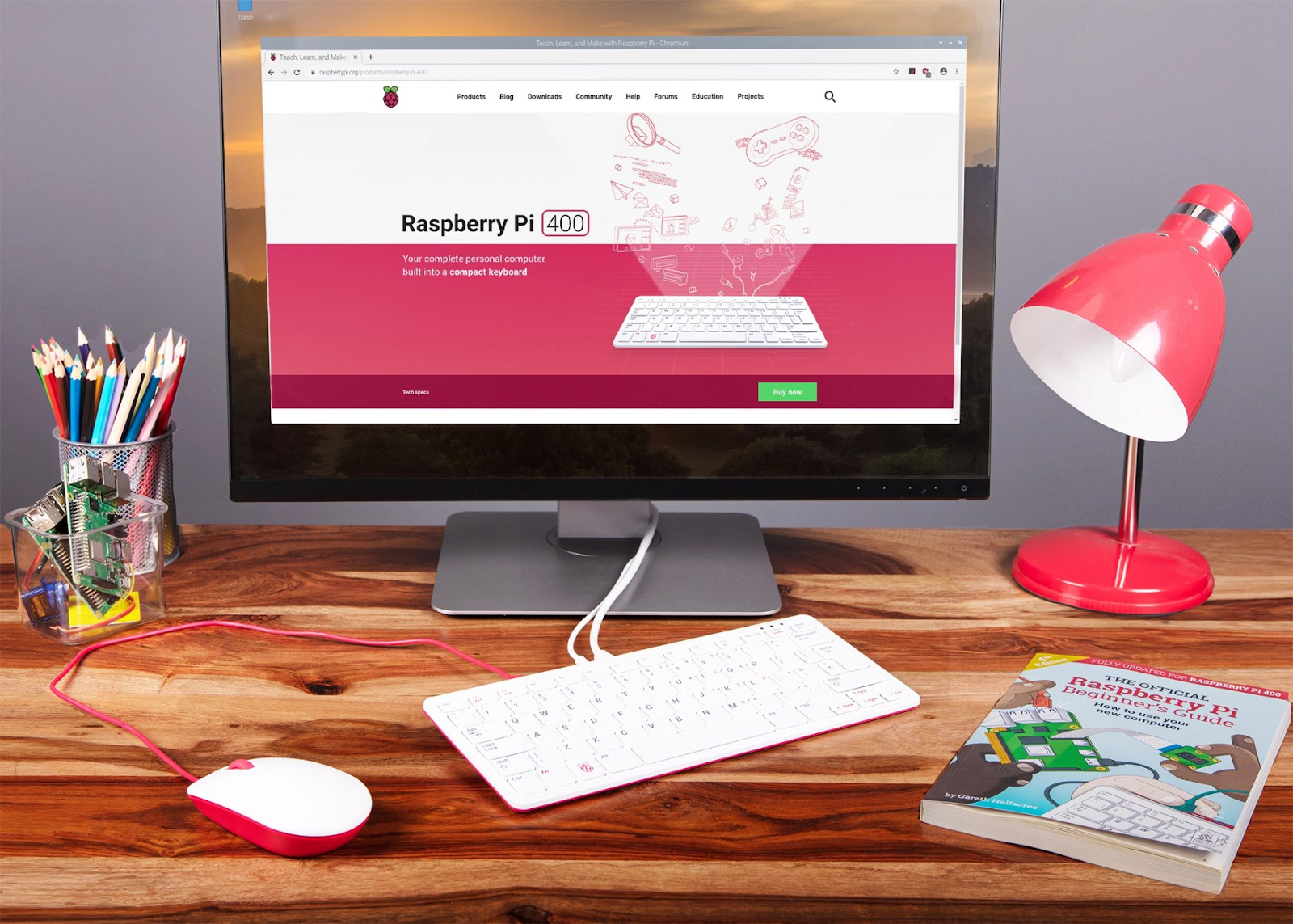 Photo d'un Raspberry Pi branché à un écran, avec la souris et le guide Raspberry Pi.