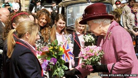 Diamond Jubilee: Queen takes Windsor walkabout - BBC News