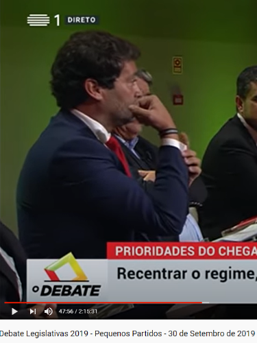 Uma imagem com pessoa, interior, homem, propriedade
Descrição gerada automaticamente