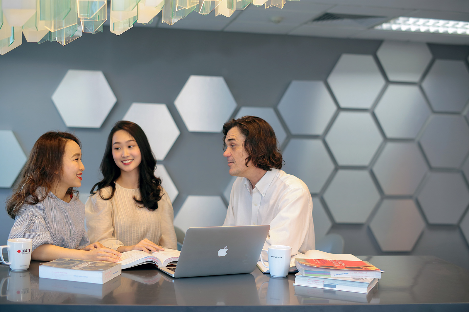 Tìm Hiểu Chi Tiết Về Chương Trình RMIT Digital Business - PTE Helper