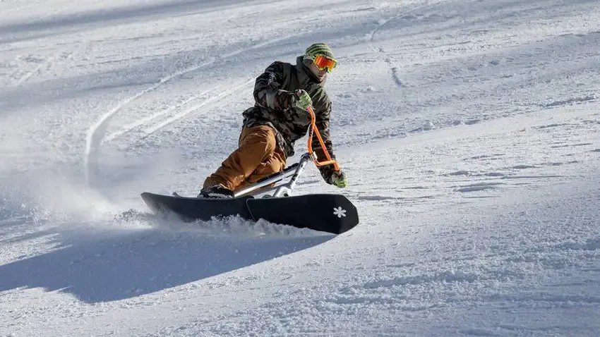 Rider de snowscoot qui fait du freeride