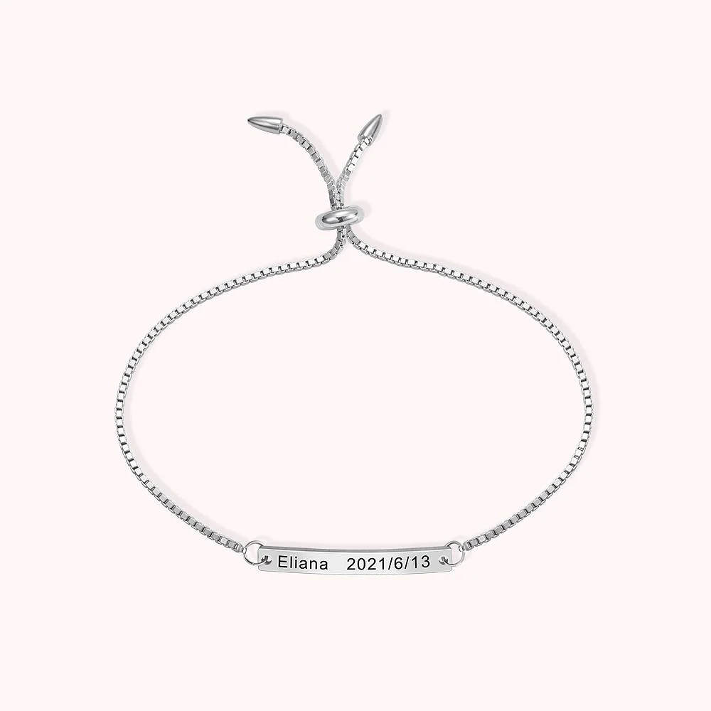 bracelet en métal avec plaque personnalisé d’un prénom et d’une date de naissance.