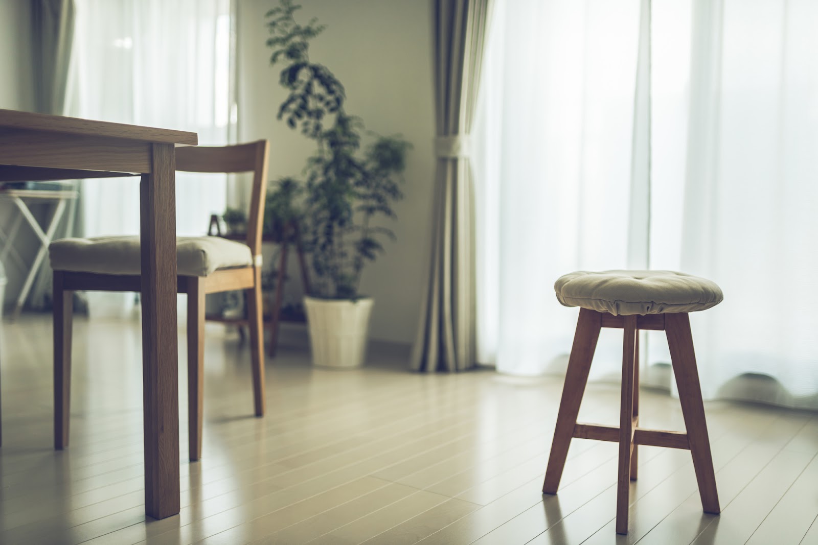 小さく便利でオシャレな椅子、旭川家具のかわいいスツールをまとめてご紹介
