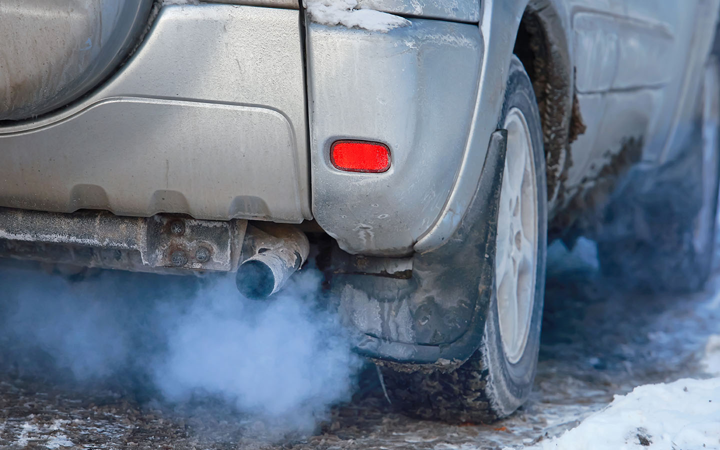Синий дым из выхлопных газов автомобиля указывает на то, что двигатель сжигает масло