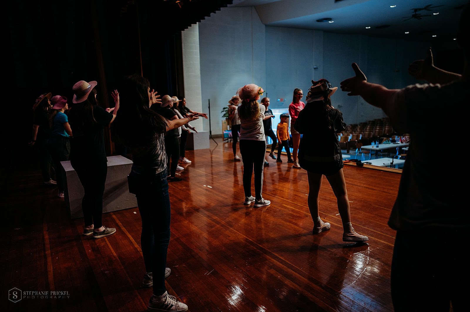 Mary Poppins Jr cast on stage