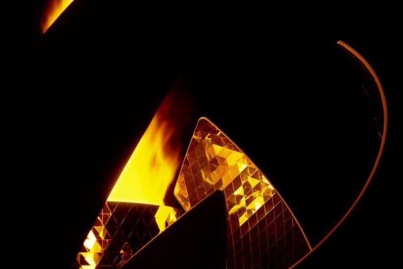 A foto mostra o detalhe do fogo da pira olímpica dos jogos de Tokyo 2020. O design que remete ao sol é assinado pelo estúdio Nendo.