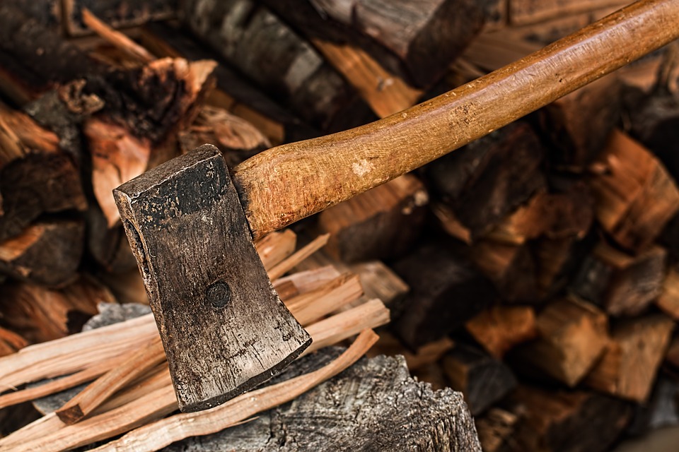 Holz hacken (in 4 Schritten zum Holzscheit)