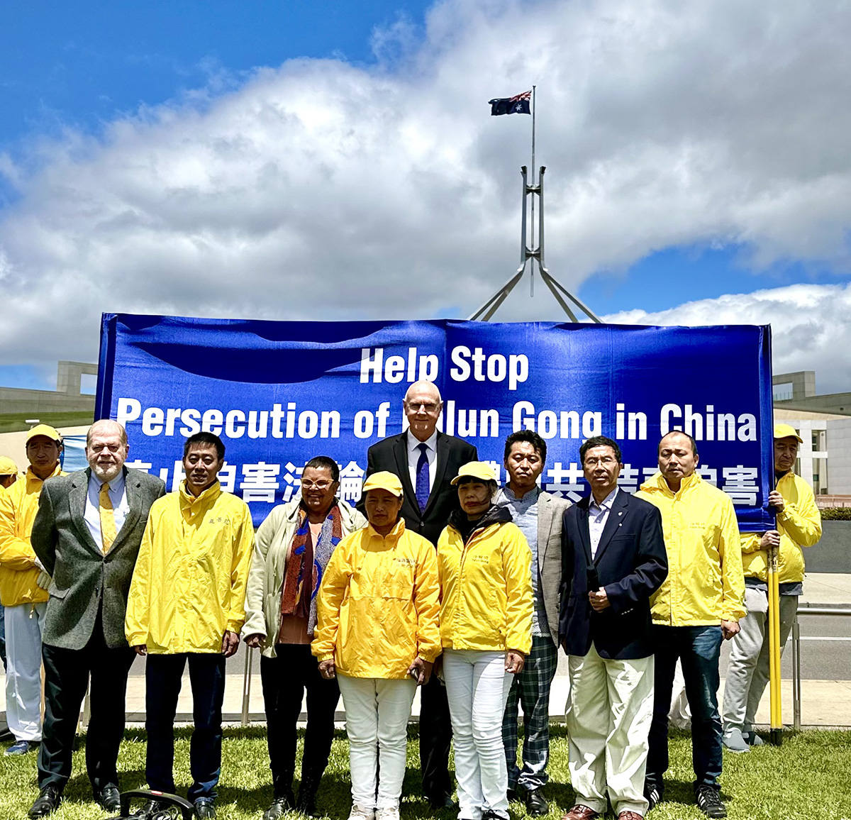 图1～4：二零二二年十一月二十二日，澳洲各地法轮功学员与人权组织代表，在首都堪培拉国会山庄前举行集会。