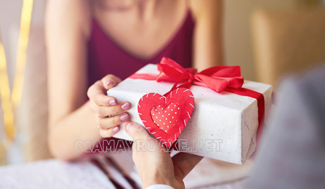 ngày valentine nên tặng gì cho bạn gái