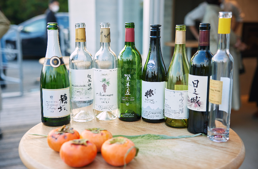 役目を終え、どこか誇らしげなワインボトルたち　©YAMANASHI GASTRONOMY＆WINE