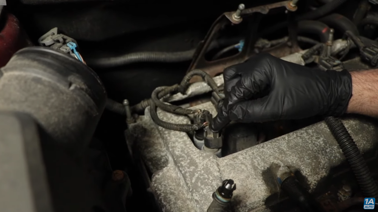 Mechanic diagnosing common Chevrolet Equinox Problem with VVT solenoids