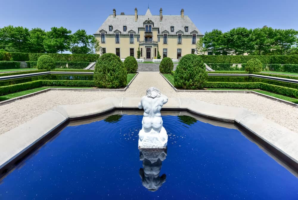 fountain and grounds of oheka castle