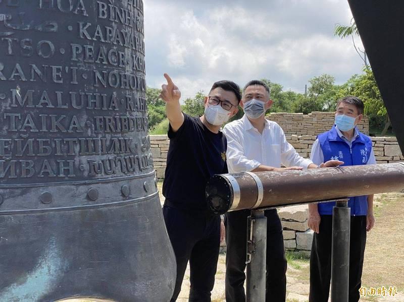 國民黨主席江啟臣(左一)在古寧頭和平園區看見和平鐘上的和平文字有感而發表示,「和平是犧牲換來的,得之不易。」(記者吳正庭攝)