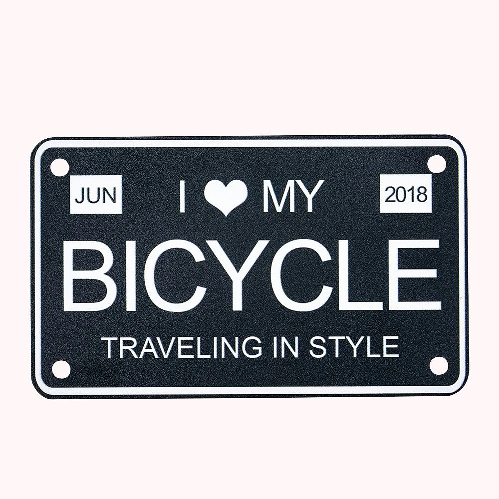 plaque d’immatriculation de vélo, bleu nuit, avec lettrage personnalisé blanc “J’aime mon vélo. Voyager avec classe”.