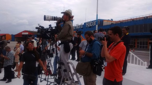 Esperando a Obama en el Aeropuerto Internacional José Martí.