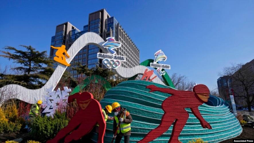 Công nhân đang trang trí cho Thế vận hội Bắc Kinh 2022