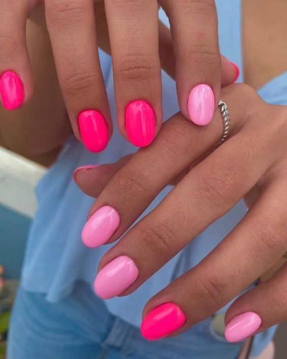 Lady shows off her beautiful pastel nails 