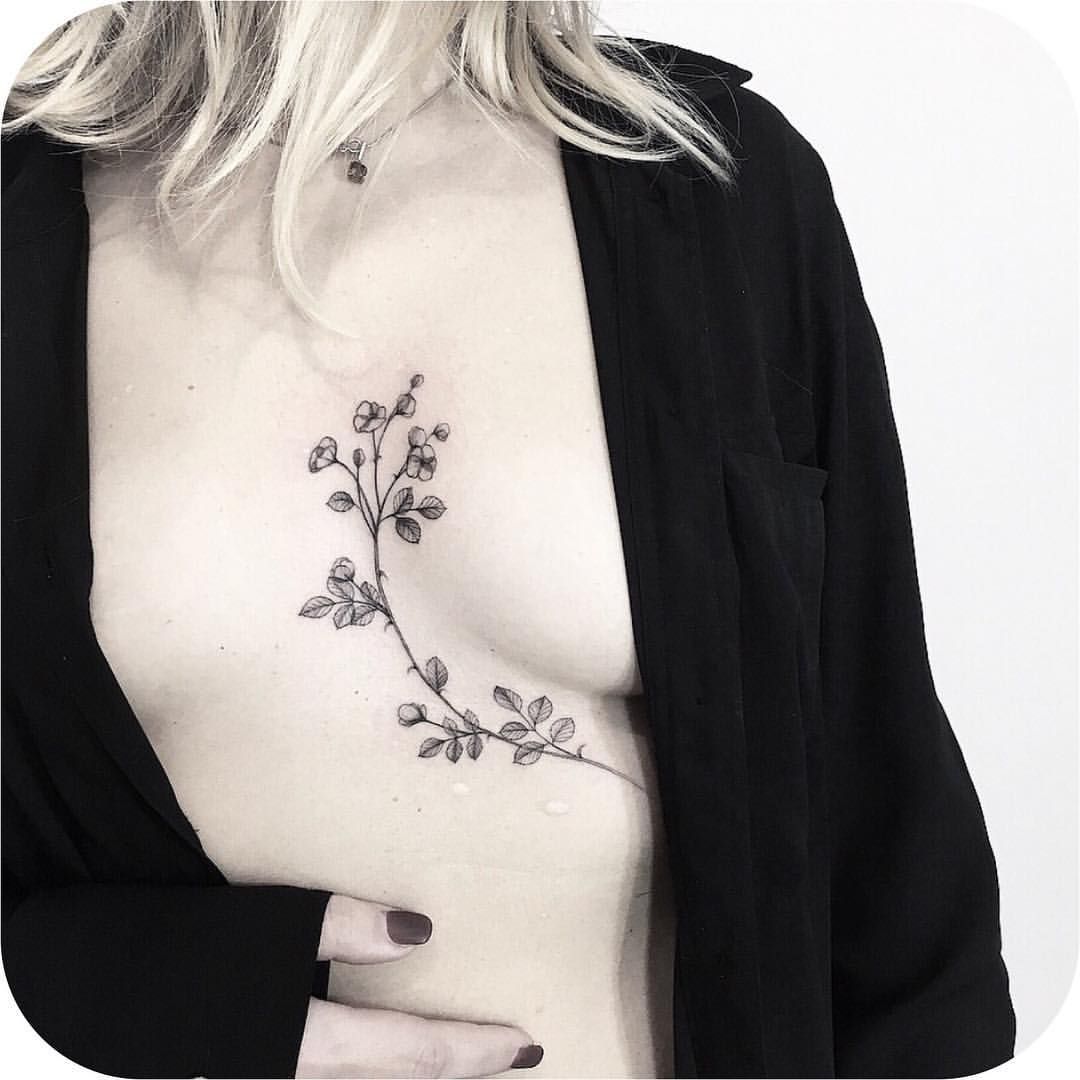 ลายสักไม้เลื้อยหน้าอก 10