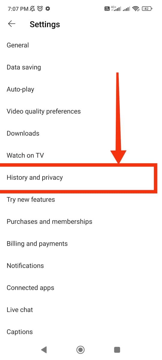 panah menunjuk ke tab Riwayat dan Privasi Youtube