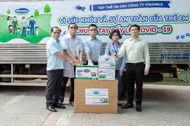 Nhân viên Vinamilk góp bước đi để gây quỹ giúp gần 6.000 trẻ em khó khăn phòng ngừa COVID-19