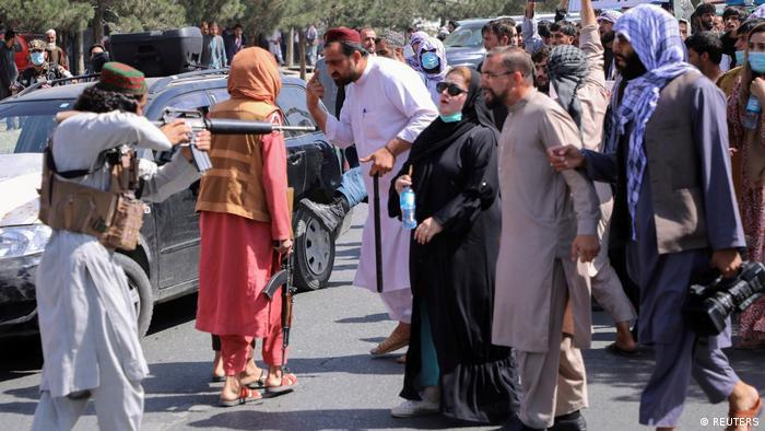 سه‌‌شنبه ۱۶ شهریور صدها نفر از شهروندان افغان با تجمع در برابر سفارت پاکستان در کابل علیه دخالت پاکستان در امور داخلی افغانستان تظاهرات کردند. به گزارش خبرگزاری فرانسه، نیروهای طالبان برای متفرق کردن جمعیت اقدام به تیراندازی کردند. اکثریت تظاهرکنندگان را زنان تشکیل می‌دادند. 
