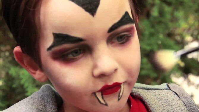 Bis zum letzten Blutstropfen: das coolste Halloween Vampir Make-up, das ganz einfach zu Hause gemacht werden kann