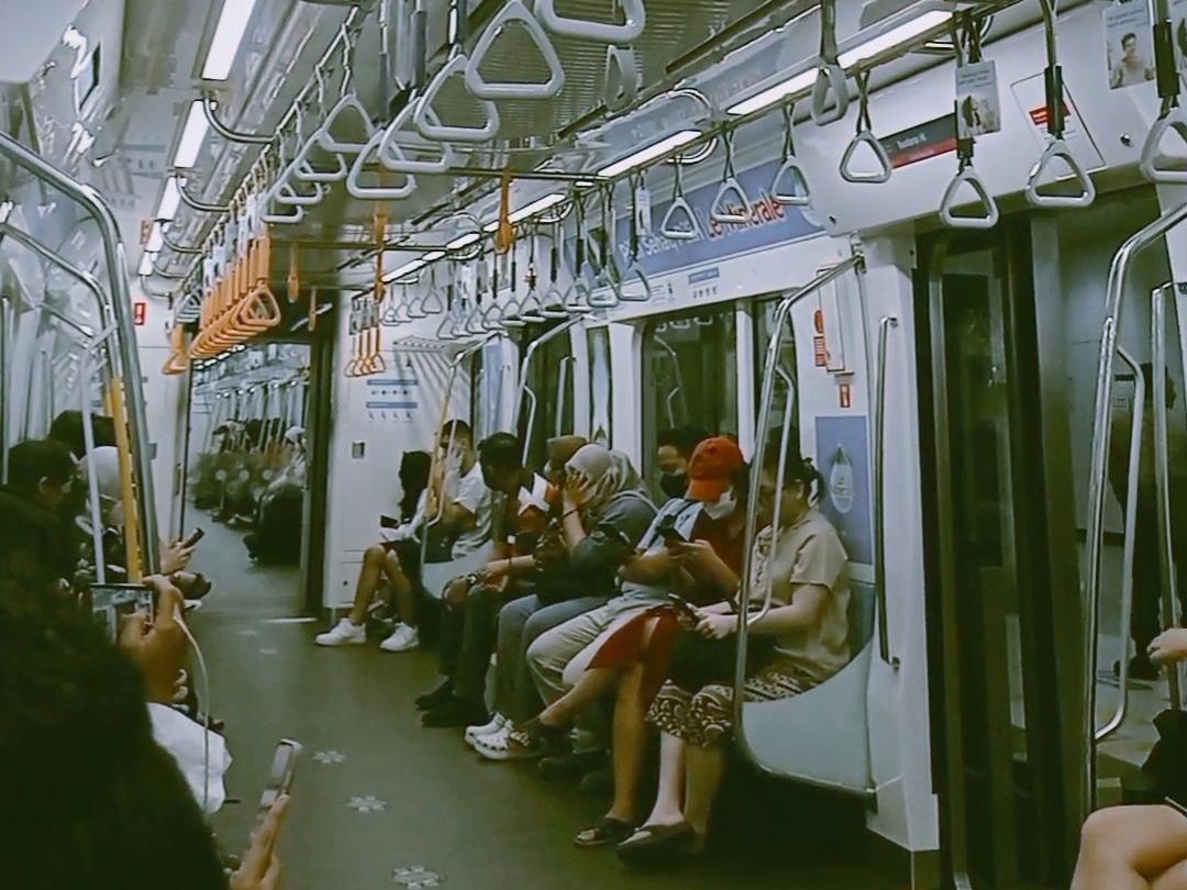 Suasana saat gue naik MRT. (Foto: Dok. pribadi penulis)