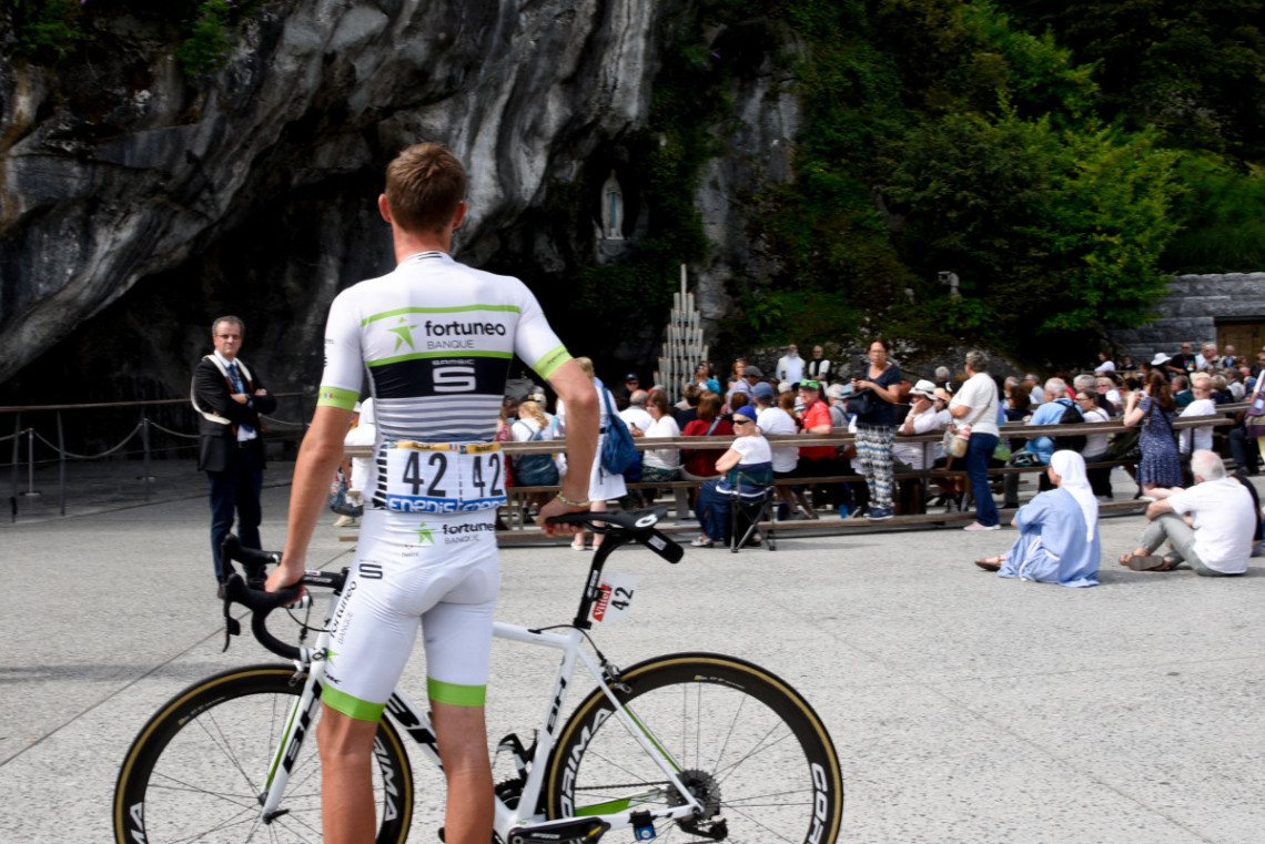 Các tay đua Tour de France dừng chân cầu nguyện tại đền thờ Lộ đức