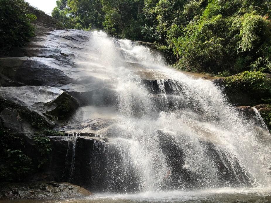 A large waterfall over a body of water

Description automatically generated