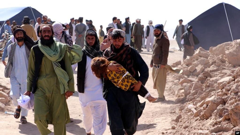 Người dân Afghanistan khiêng thi thể một đứa trẻ sau trận động đất ở huyện Zenda Jan, tỉnh Herat, miền tây Afghanistan, ngày 8 tháng 10 năm 2023.