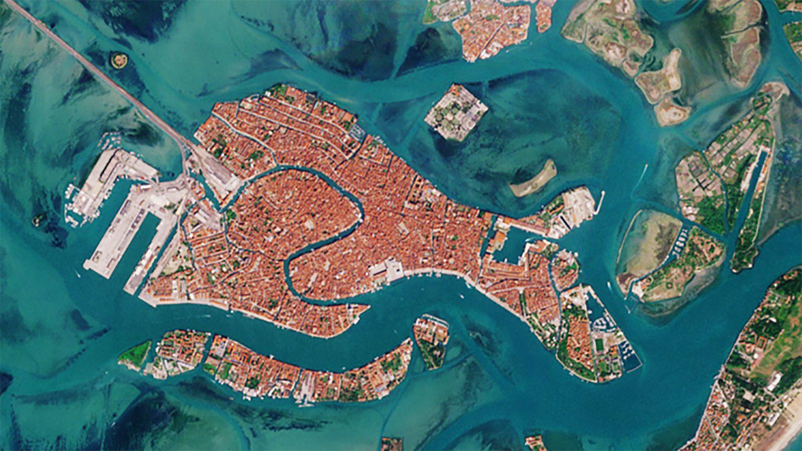 Space images of Venice show how coronavirus has changed the city's iconic  canals | CNN