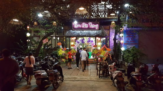 Tam Gia Trang restaurant at night 