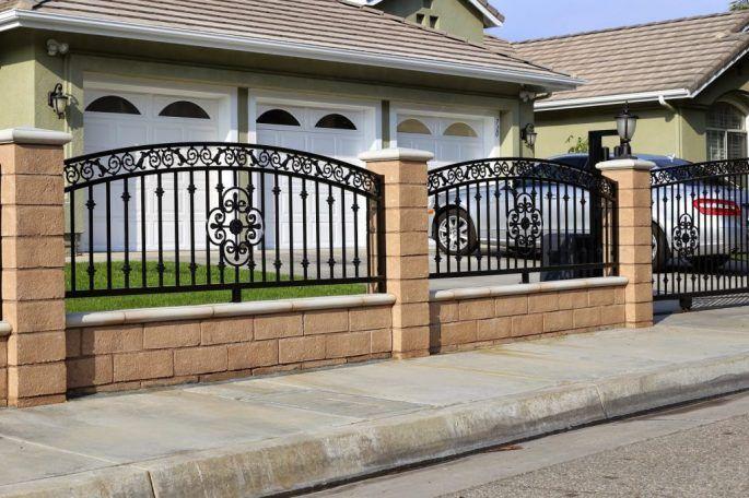Pagar tembok rumah dengan wrought iron berukir