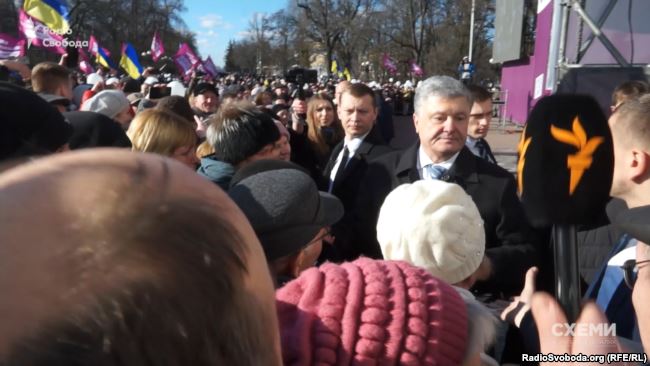 “Схеми” спеціально поїхали в Чернігів, де Порошенко перебував із робочою поїздкою, щоб поставити йому питання