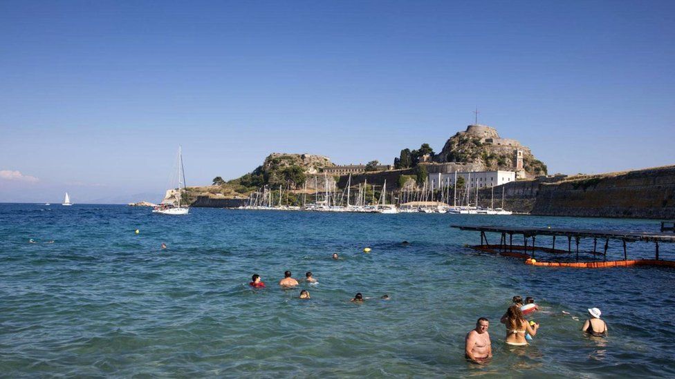 Теплые воды Средиземного моря влекут в Грецию любителей поплавать