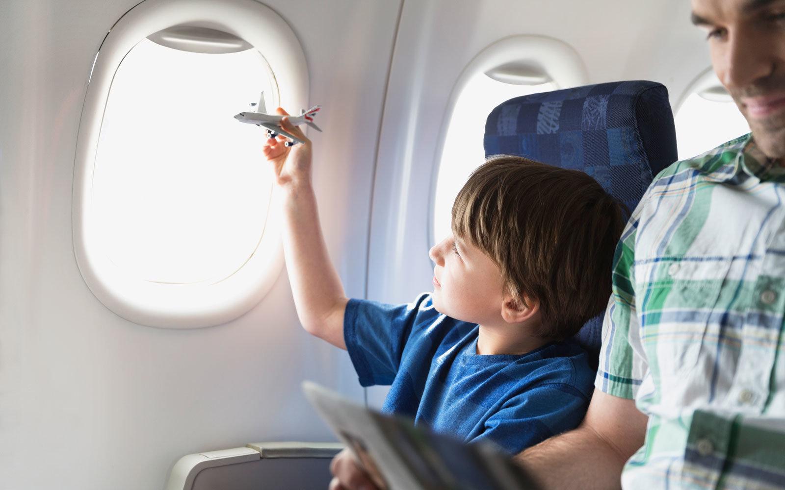 Lưu ý khi cho trẻ em đi du lịch bằng máy bay