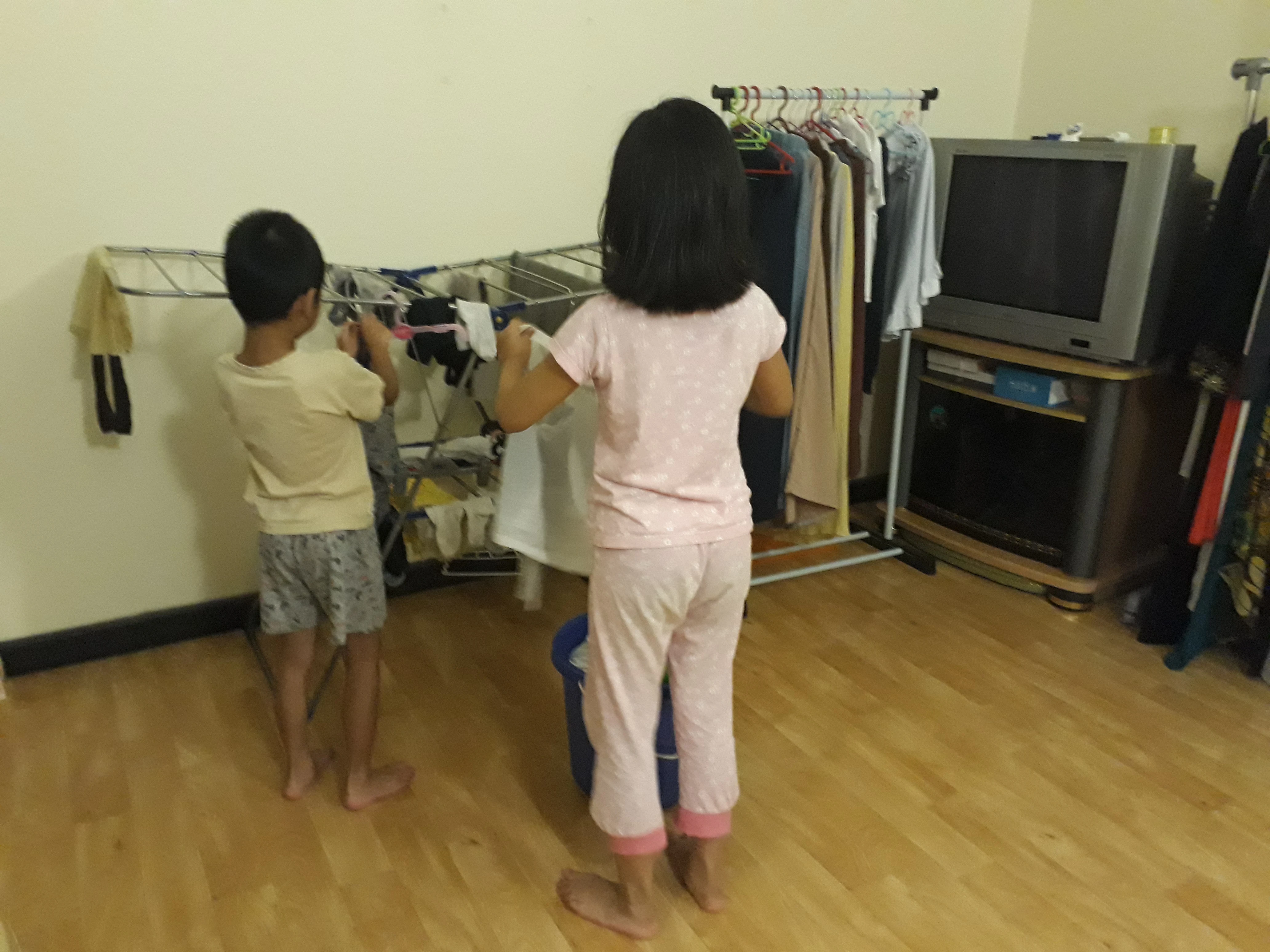 anak menjemur pakaian sendiri